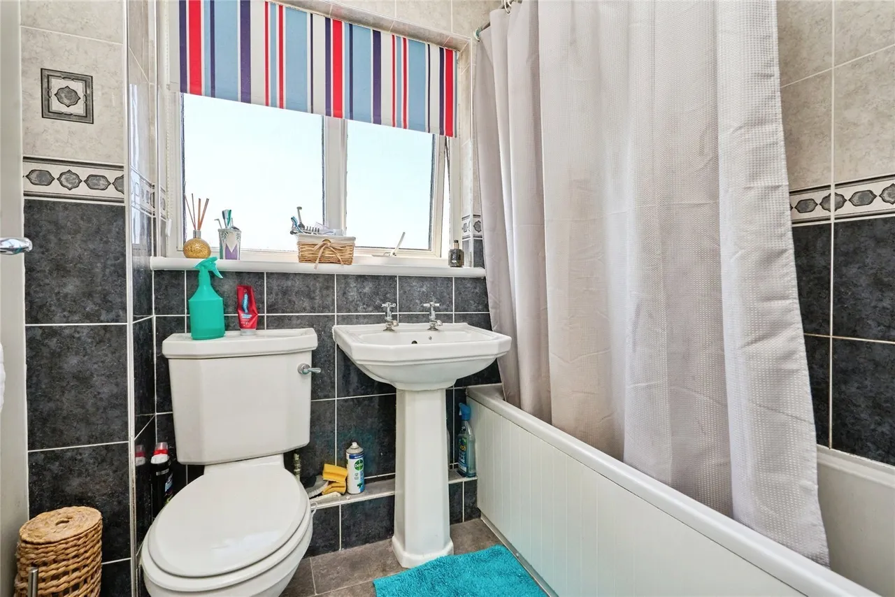 Greenlands Road, East Cowes, PO32, photo 19