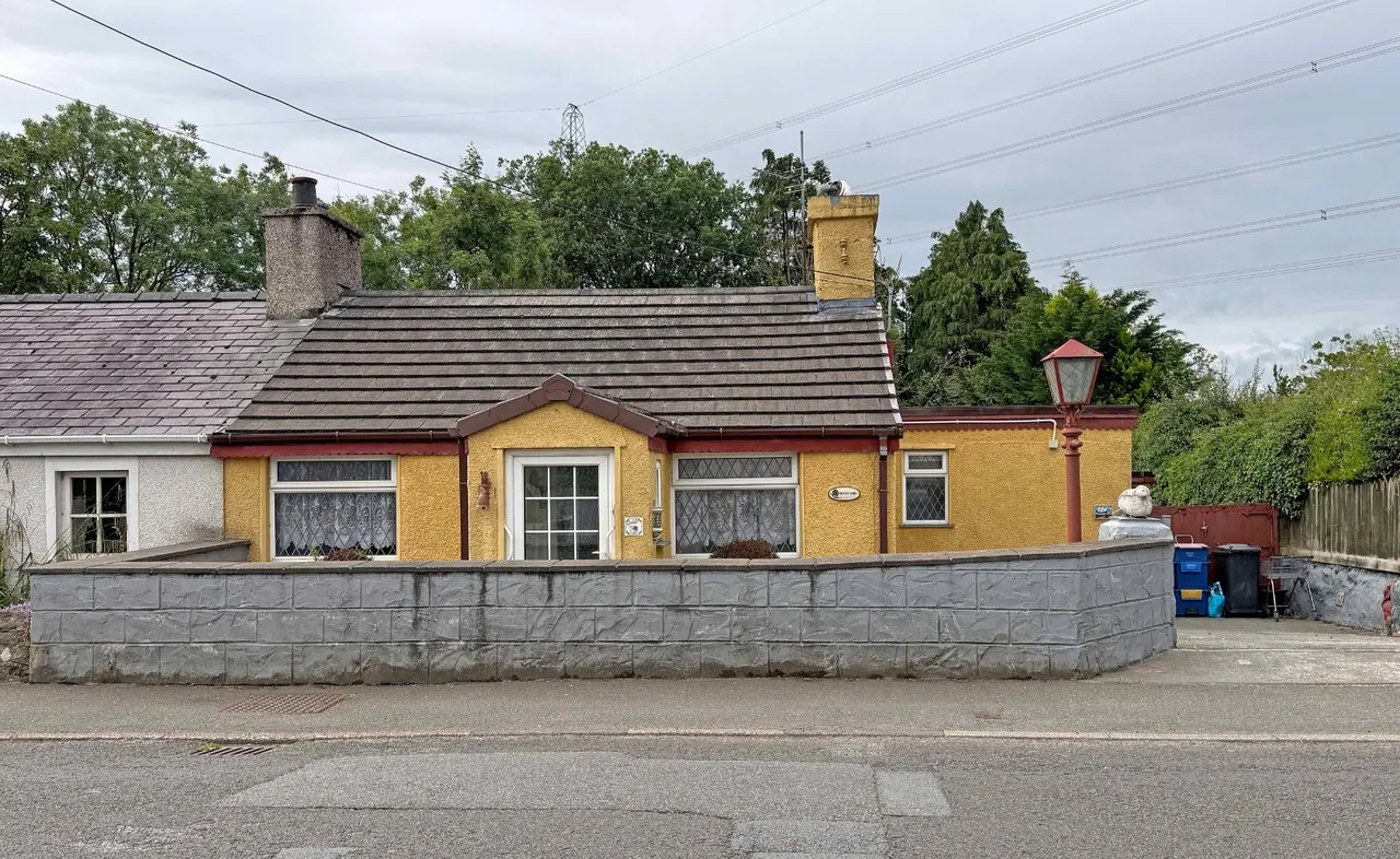 2 bed house for sale, Ffordd Caergybi, Llanfairpwll