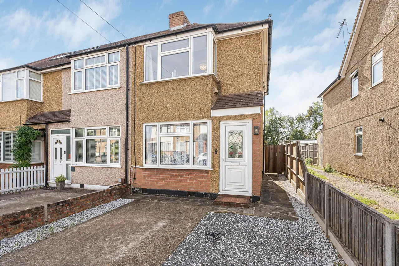 2 bed house for sale, Warwick Avenue, Egham, TW20