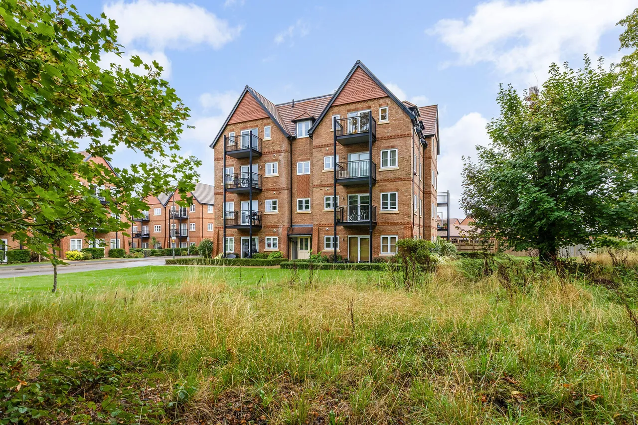 2 bed flat for sale, Aspen Road, High Wycombe, HP10