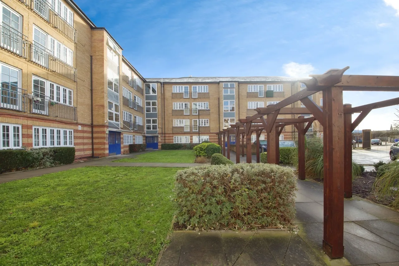 1 bed flat for sale — Logan Court, Logan Mews, Romford, RM1