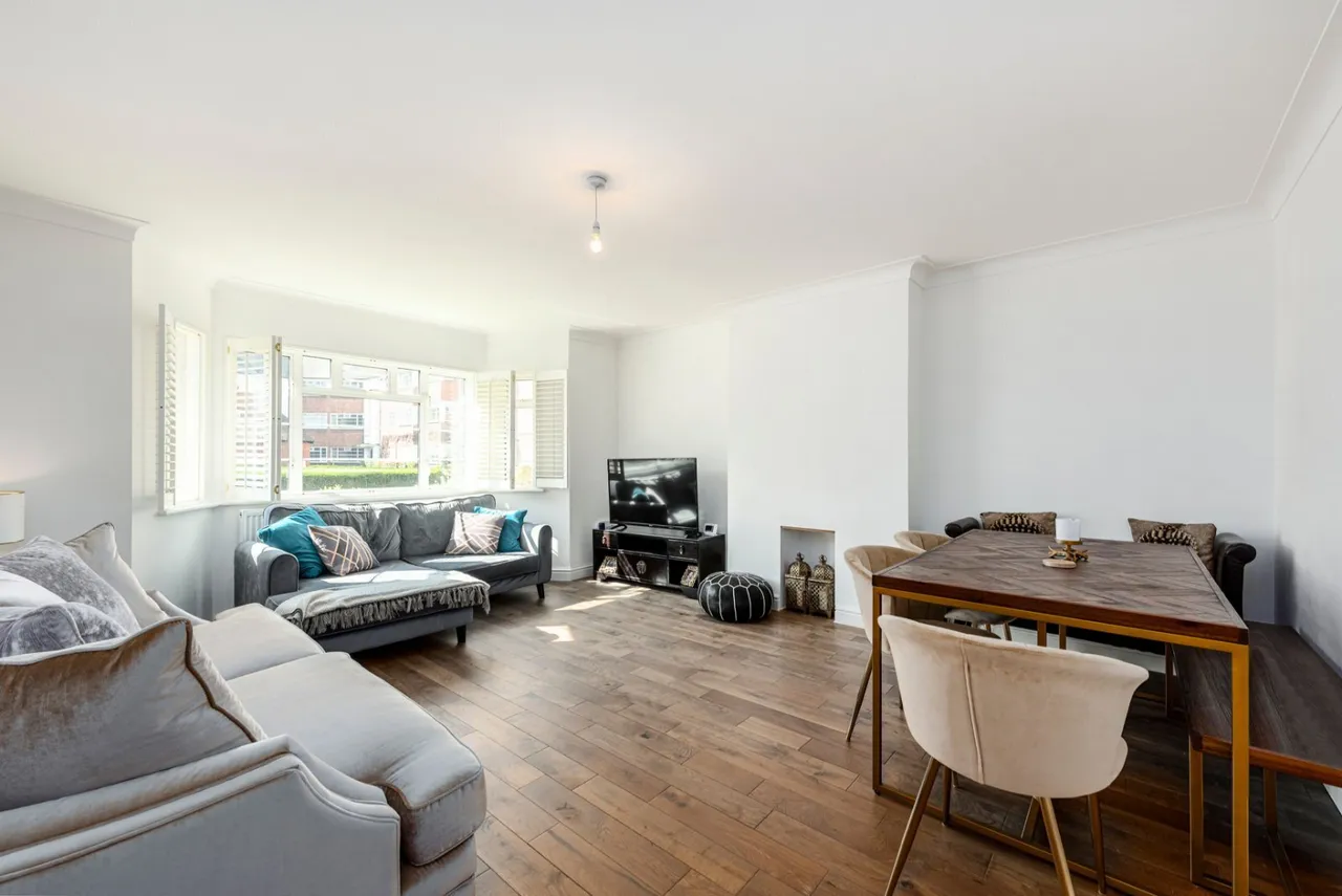 3 bed flat for sale, St. Leonards Road, London, SW14