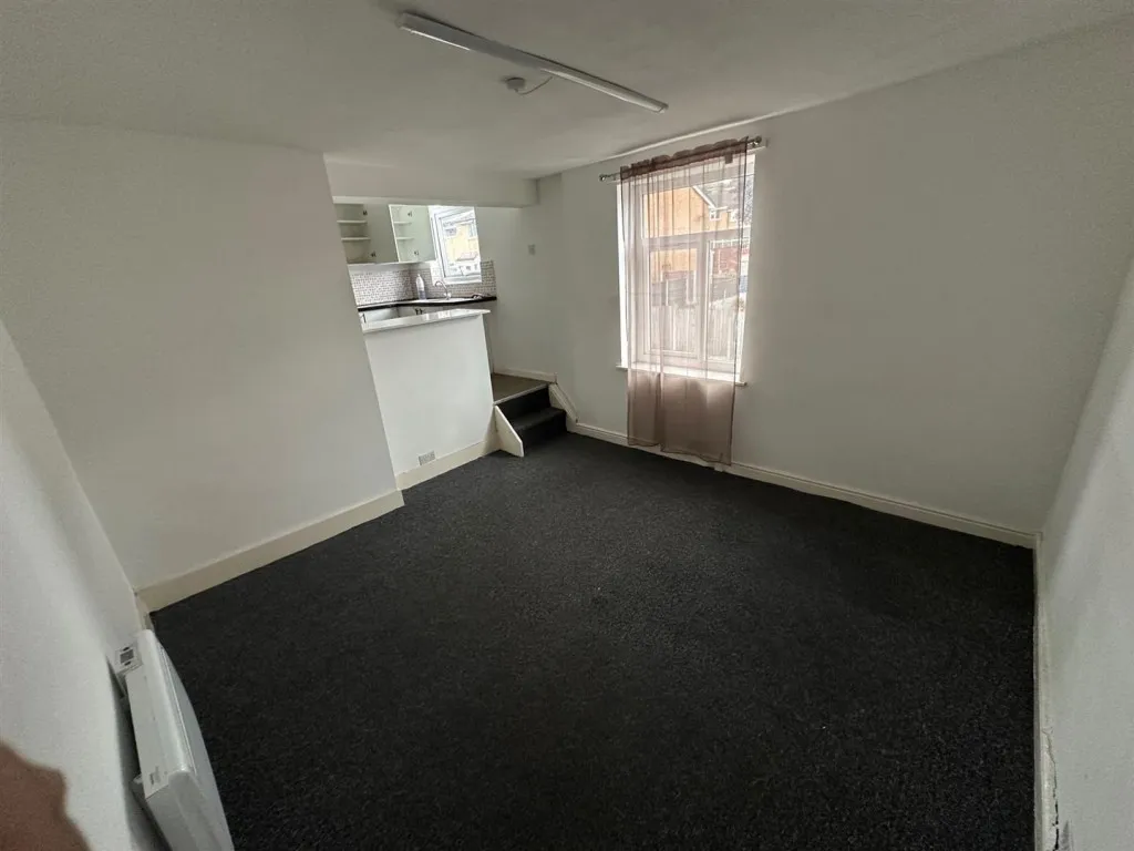 Wakefield Road, Stalybridge, SK15, photo 13