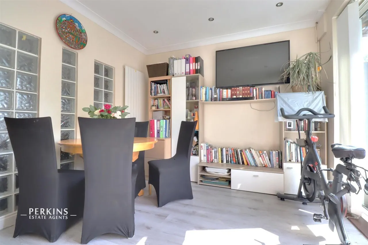 Ferrymead Gardens, Greenford, UB6, photo 3