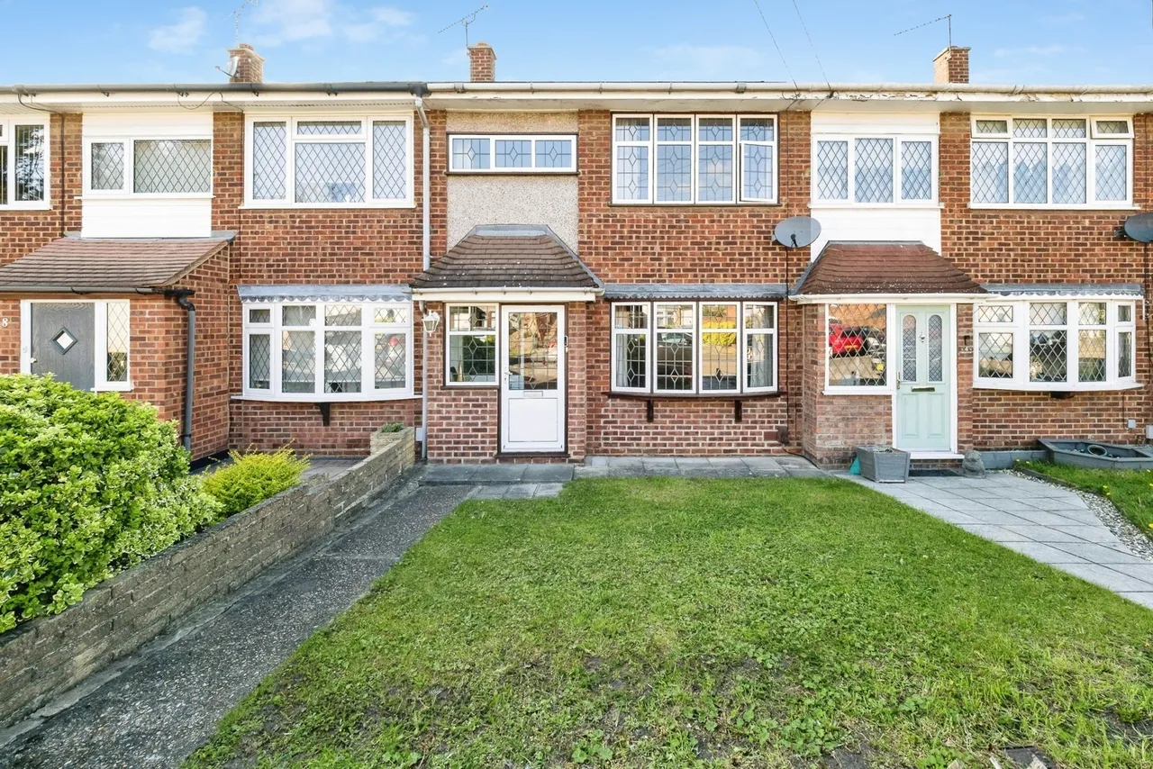 3 bed house for sale — Midhurst Close, Hornchurch, RM12