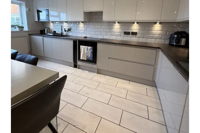 3 bed flat for sale — 2 Brambledown Road, Wallington - London