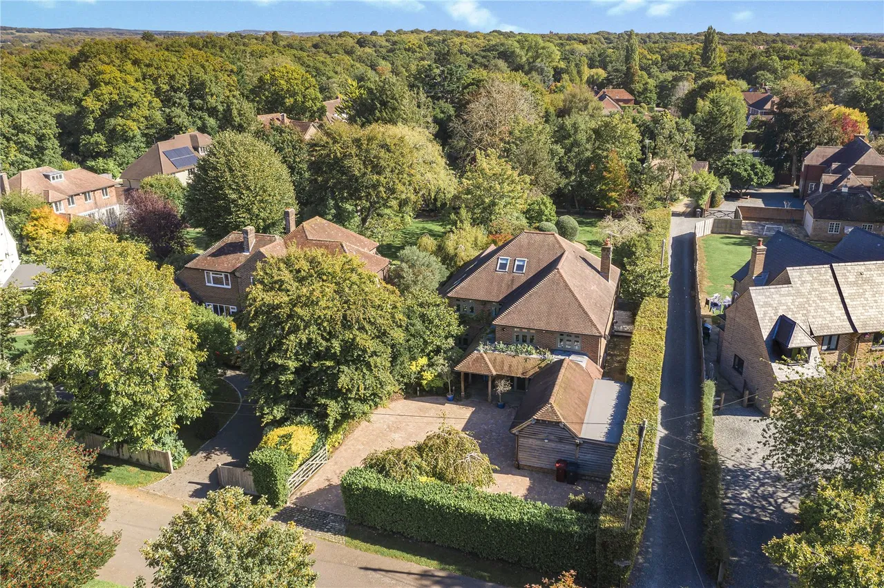 5 bed house for sale, Infinity Pond & South-Facing Gardens