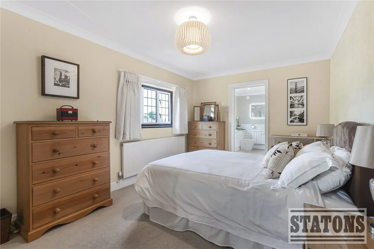 Tolmers Road, Cuffley, Hertfordshire, EN6 4JF, photo 4