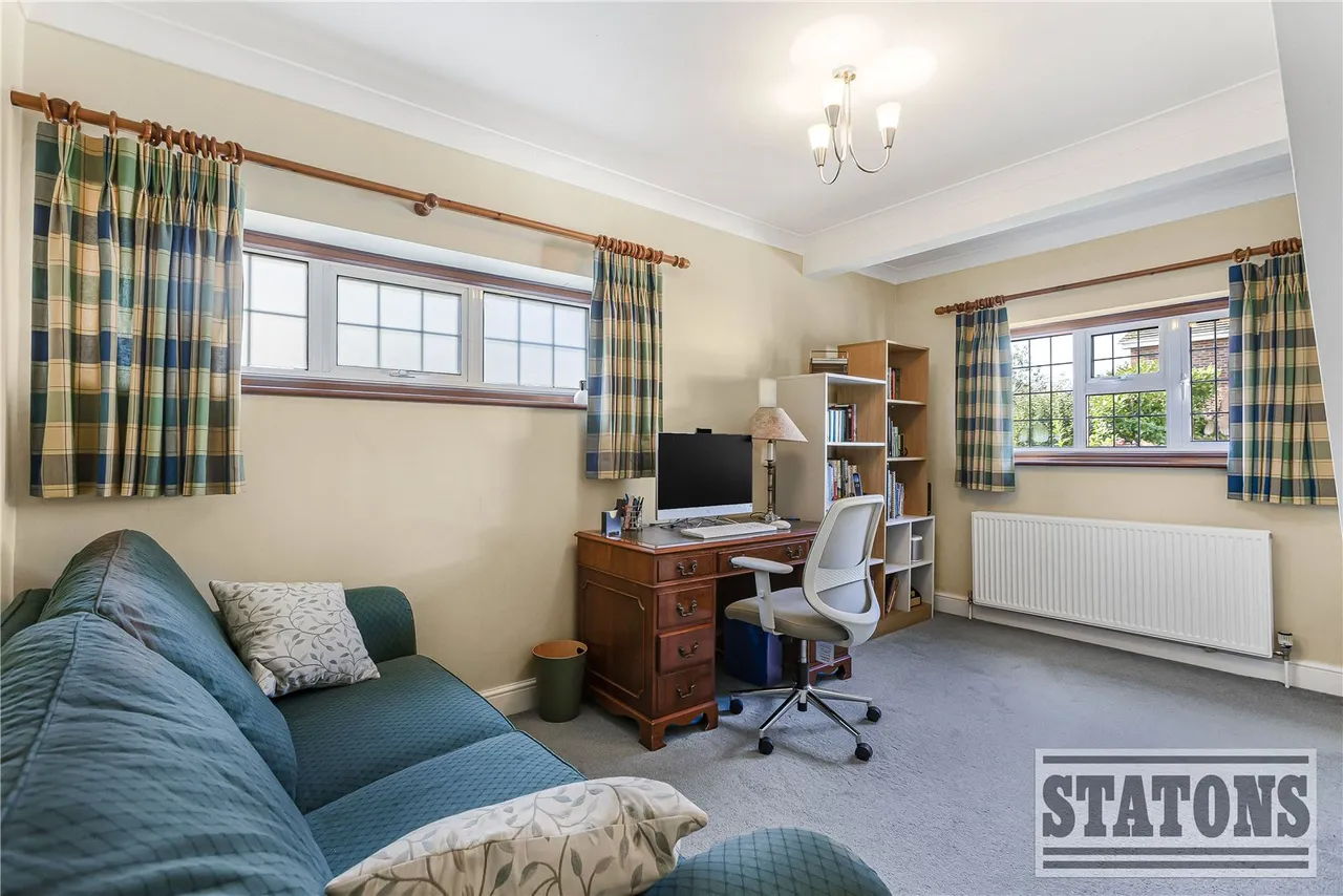 Tolmers Road, Cuffley, Hertfordshire, EN6 4JF, photo 14