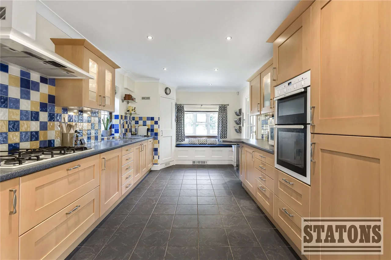 Tolmers Road, Cuffley, Hertfordshire, EN6 4JF, photo 3