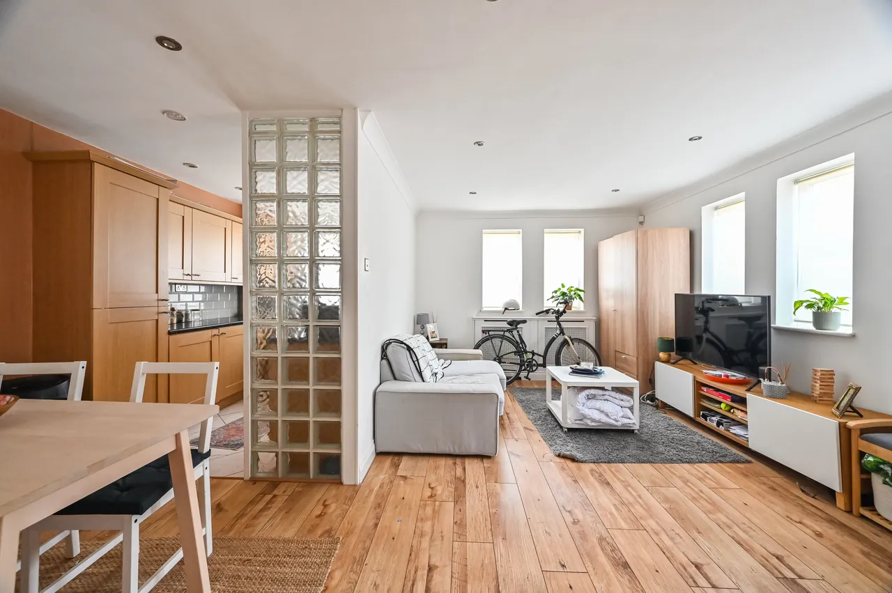London, E1W, photo 8