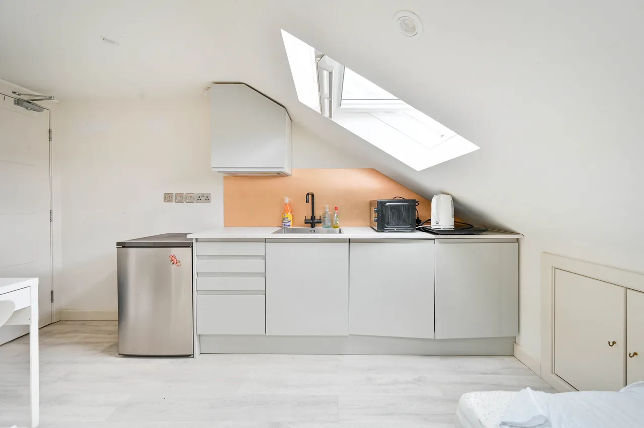 Studio 5, 68 Villiers Road, Kingston upon Thames, photo 2