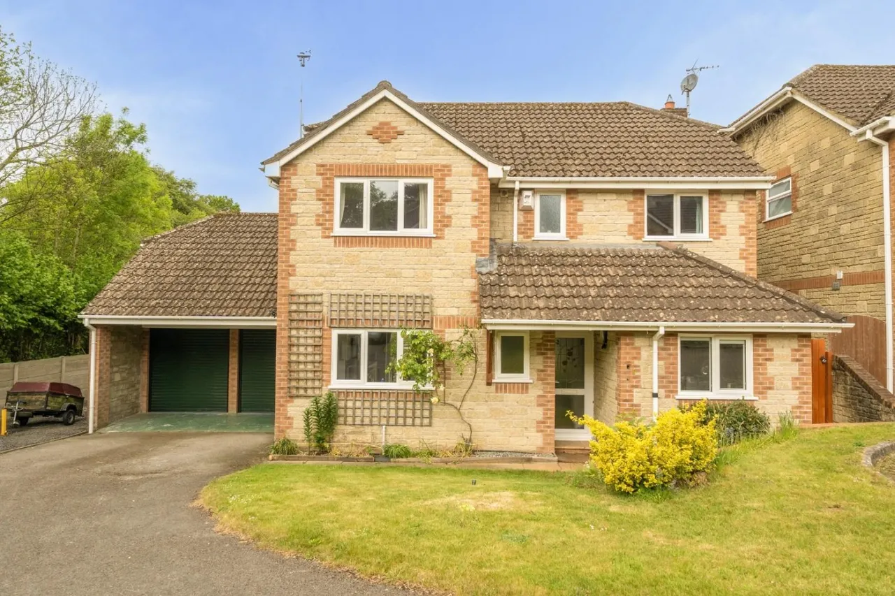 4 bed house for sale — Nathan Close, Yeovil