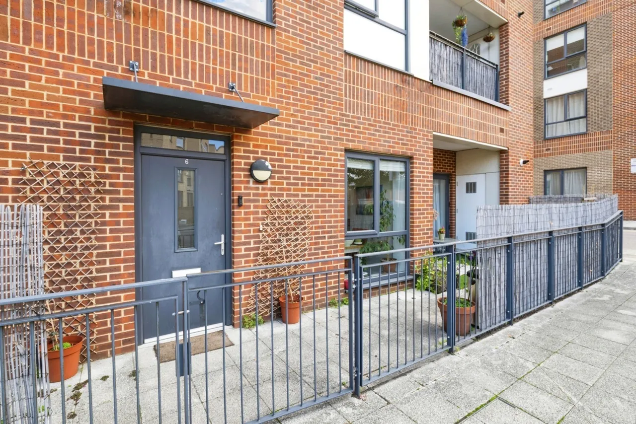 2 bed flat for sale, Crowndale Place, Walthamstow, E17