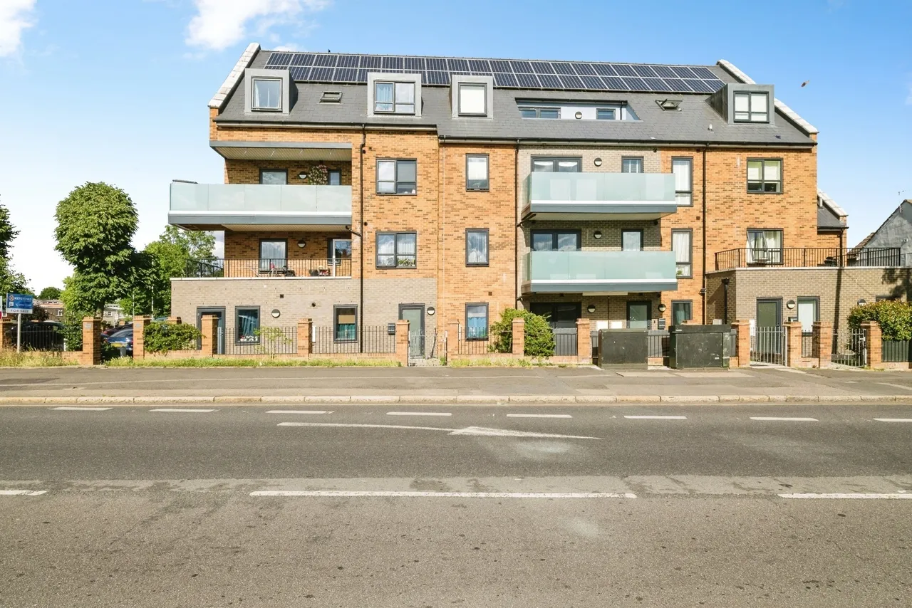 1 bed flat for sale — Faringdon Avenue, Romford, RM3