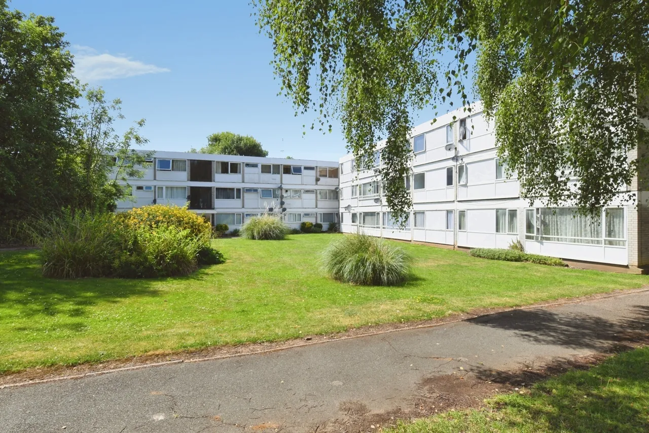 2 bed flat for sale — Cameron Close, Warley, Brentwood, Essex, CM14