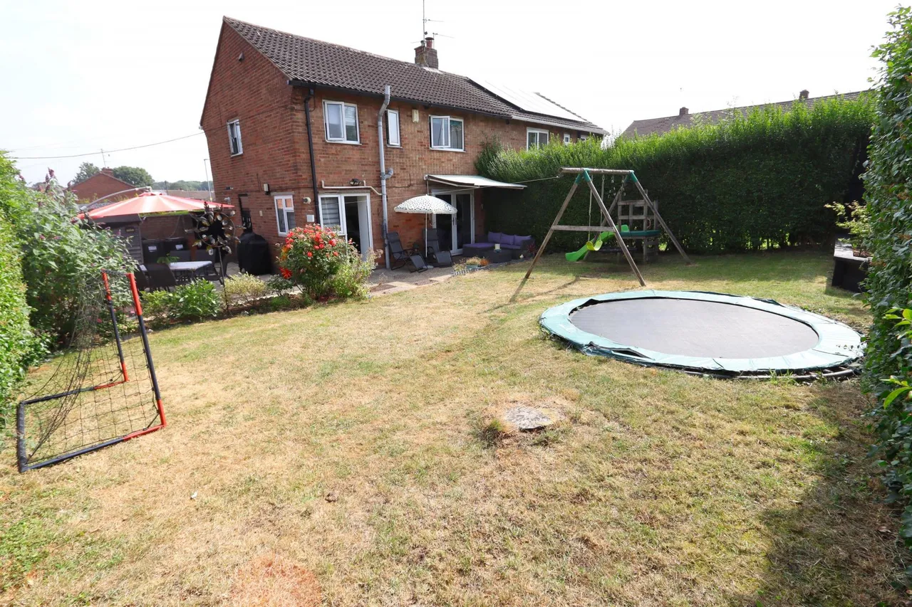 Cambridge Avenue, Corby, NN17, photo 2