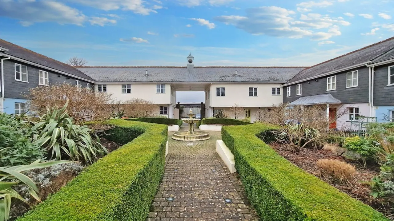 The Walled Garden, TR10, photo 14