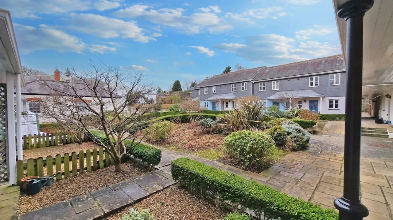 The Walled Garden, TR10, photo 13