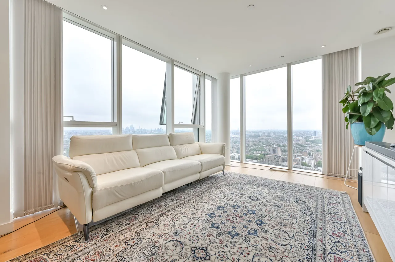 3 bed flat for sale — 139 Skyline Apartments, Devan Grove, London