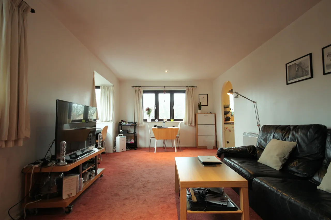 2 bed flat to rent — 2 Falcon Way, Colindale, London, NW9