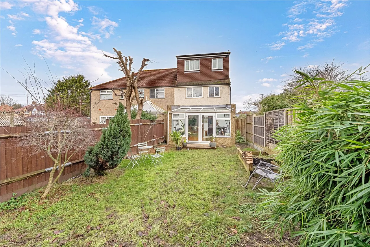 Swan Close, Hanworth, TW13 6PA, photo 2