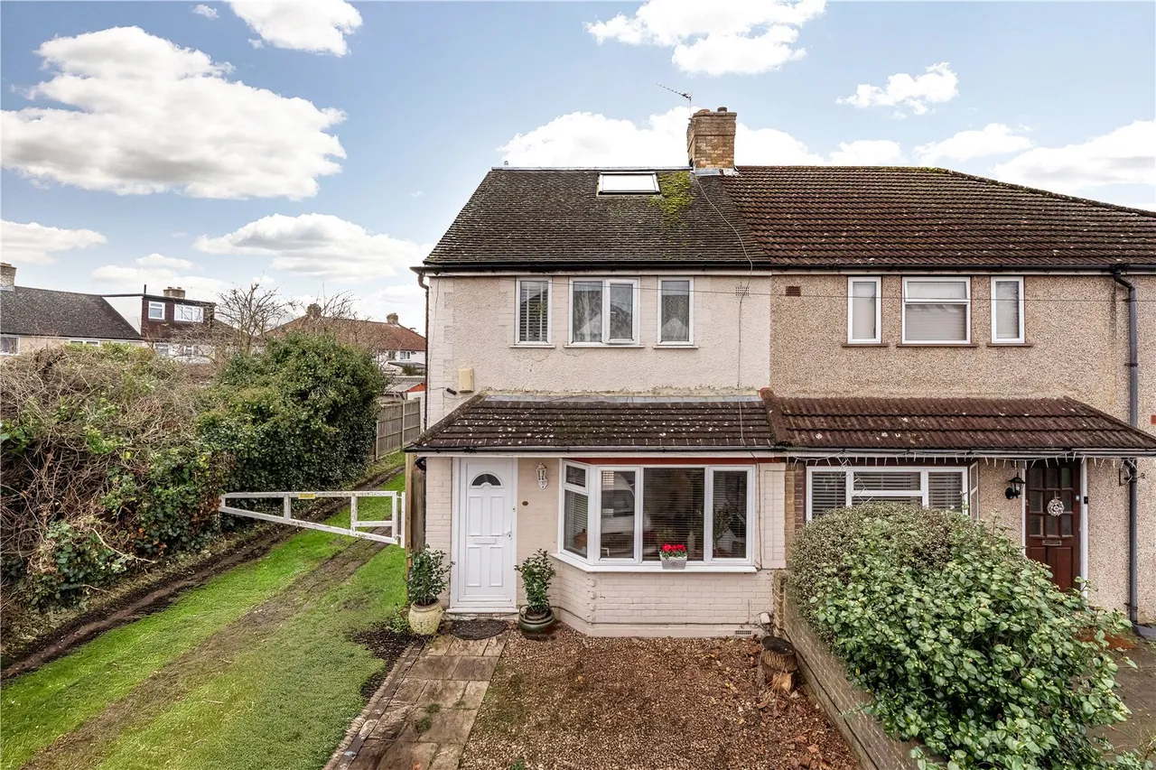 3 bed house for sale — Swan Close, Hanworth, TW13 6PA