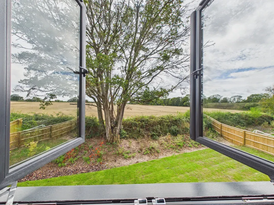 4 bed for sale in Coolhurst Close, Monks Gate, Horsham, West Sussex, photo 8
