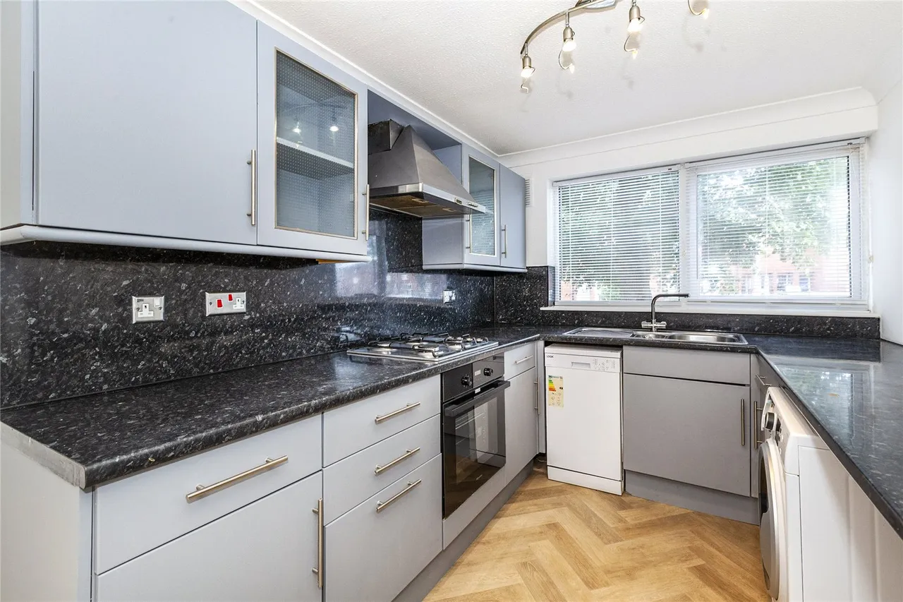2 bed house to rent, Dawson Close, Hayes Fees Apply, UB3