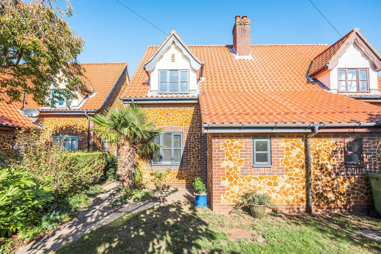 Spacious Two Bedroom Home with No Onw, photo 13