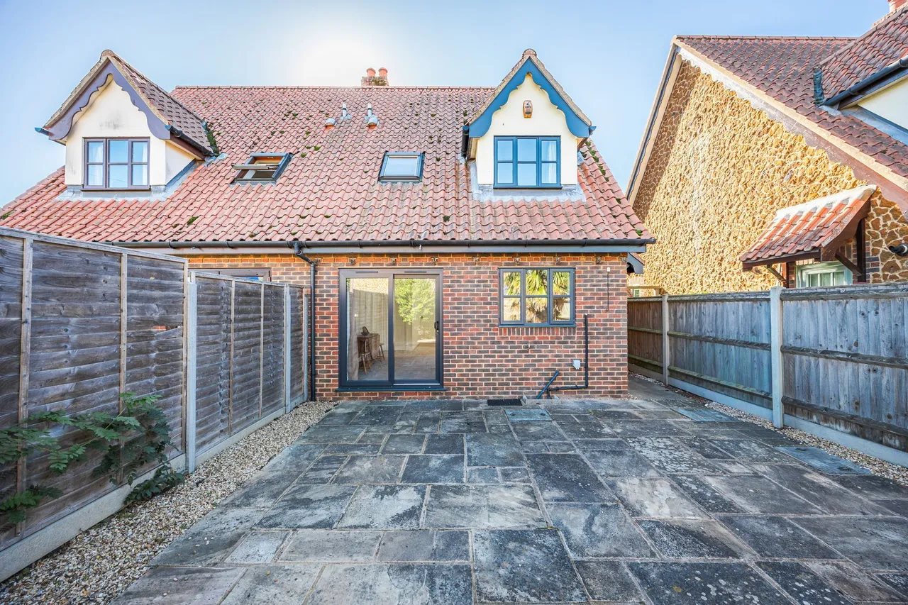Spacious Two Bedroom Home with No Onw, photo 11