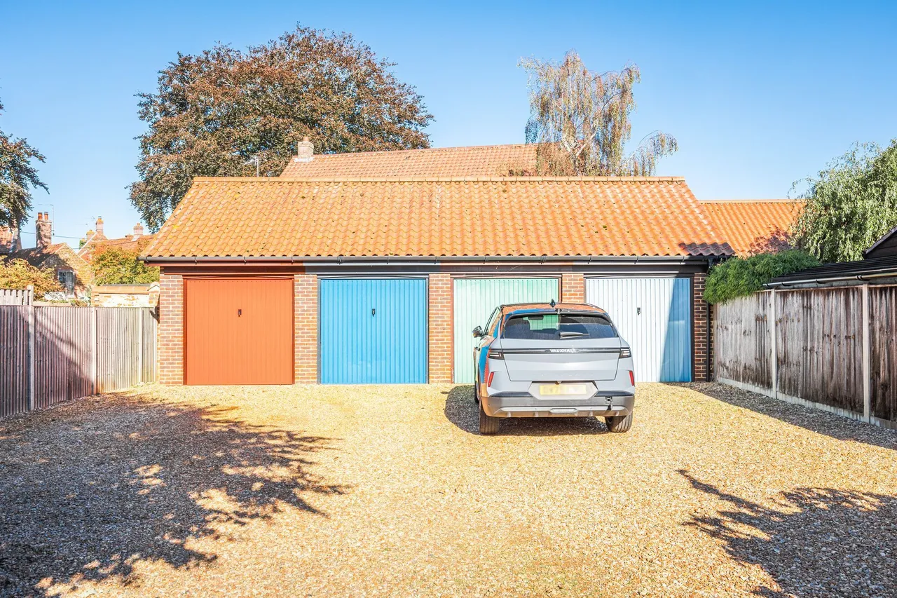 Spacious Two Bedroom Home with No Onw, photo 14