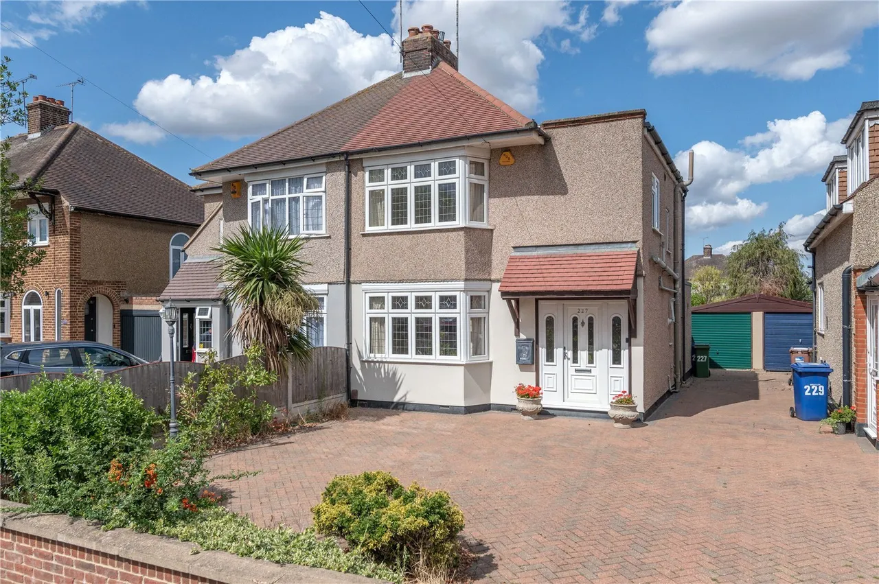 3 bed house for sale — Long Lane, Grays, Essex, RM16