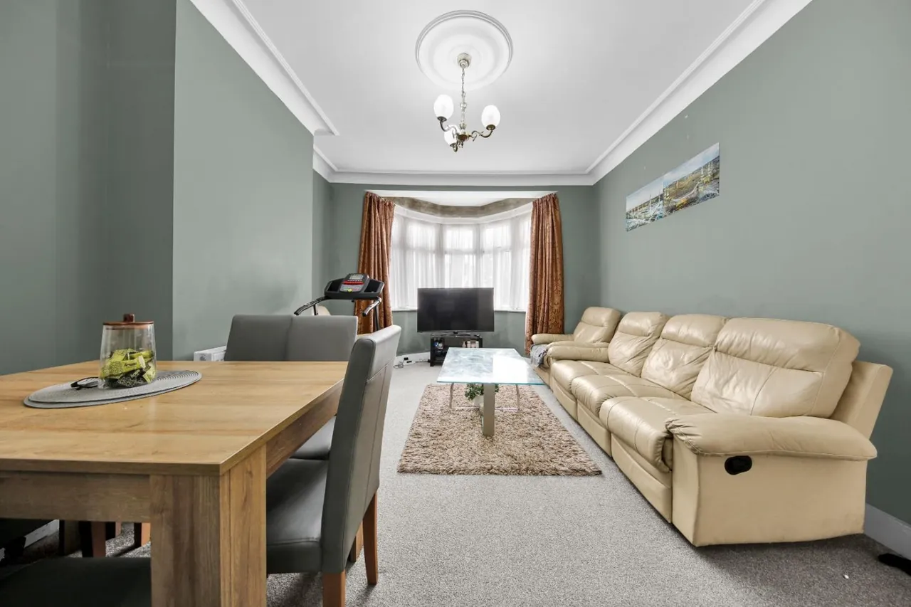 Whalebone Lane North, Chadwell Heath, RM6, photo 3
