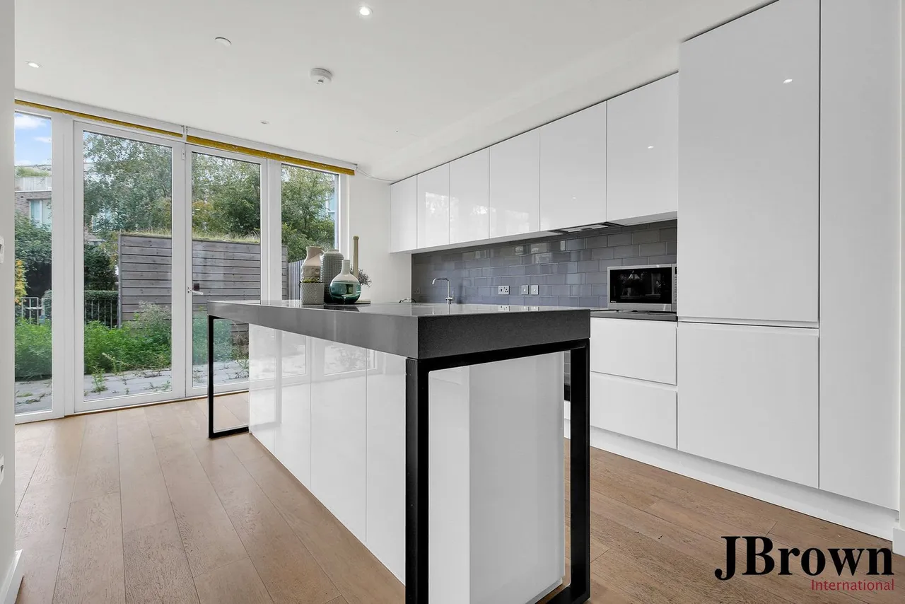 4 bed property for sale, Admiralty Avenue, London, E16