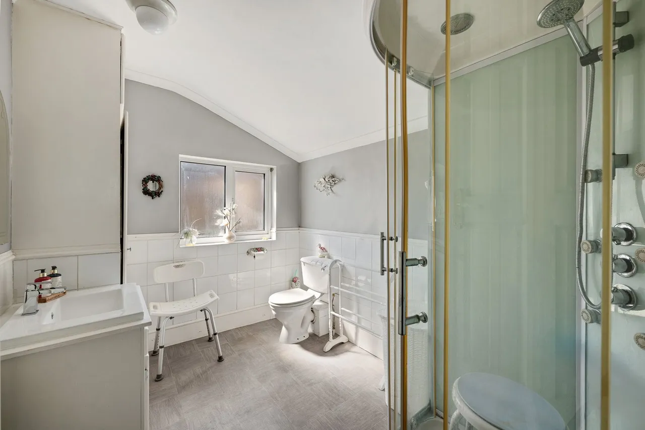 Swingate Lane, London, SE18 2HH, photo 10