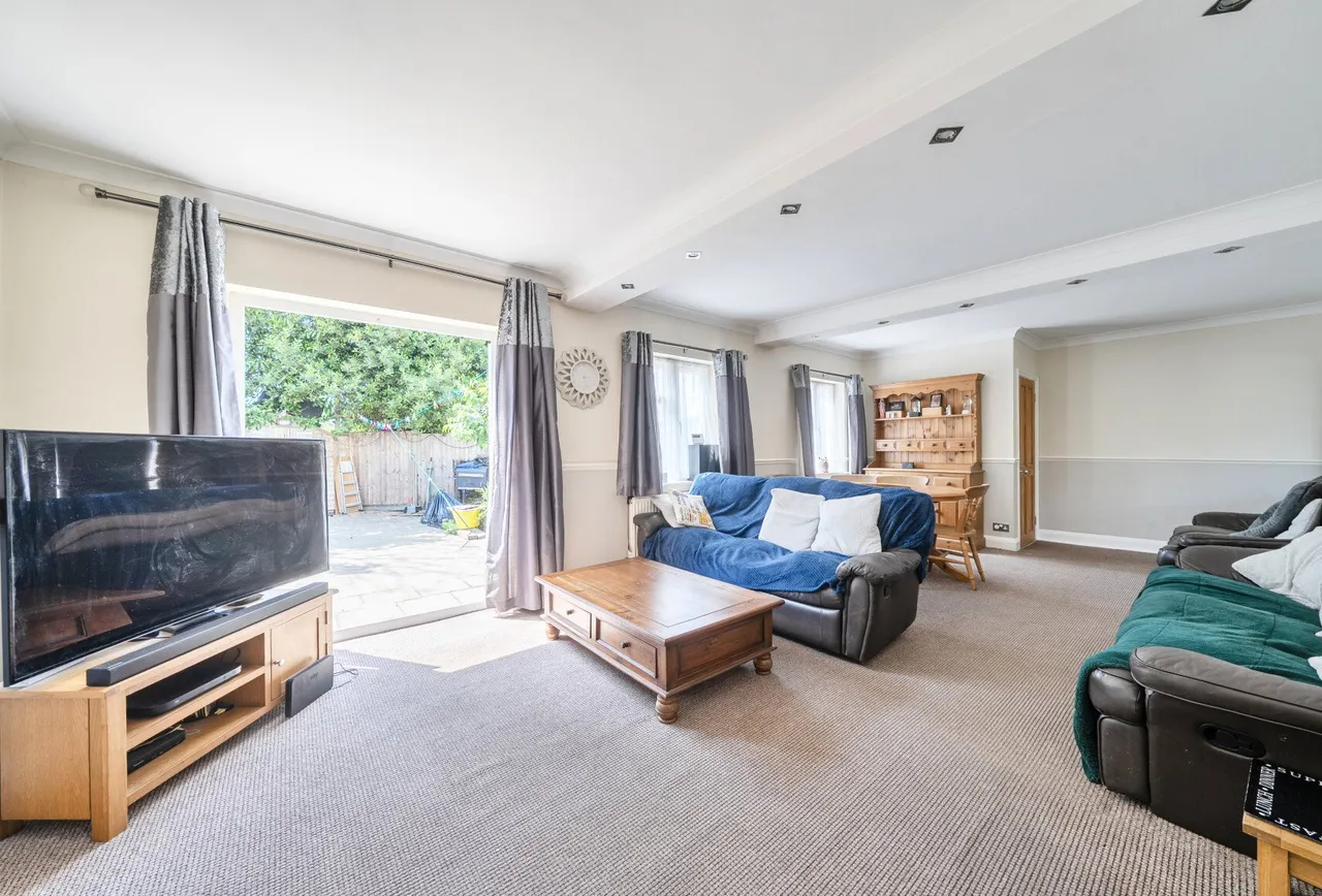 Camomile Avenue, Mitcham, CR4 3HT, photo 2