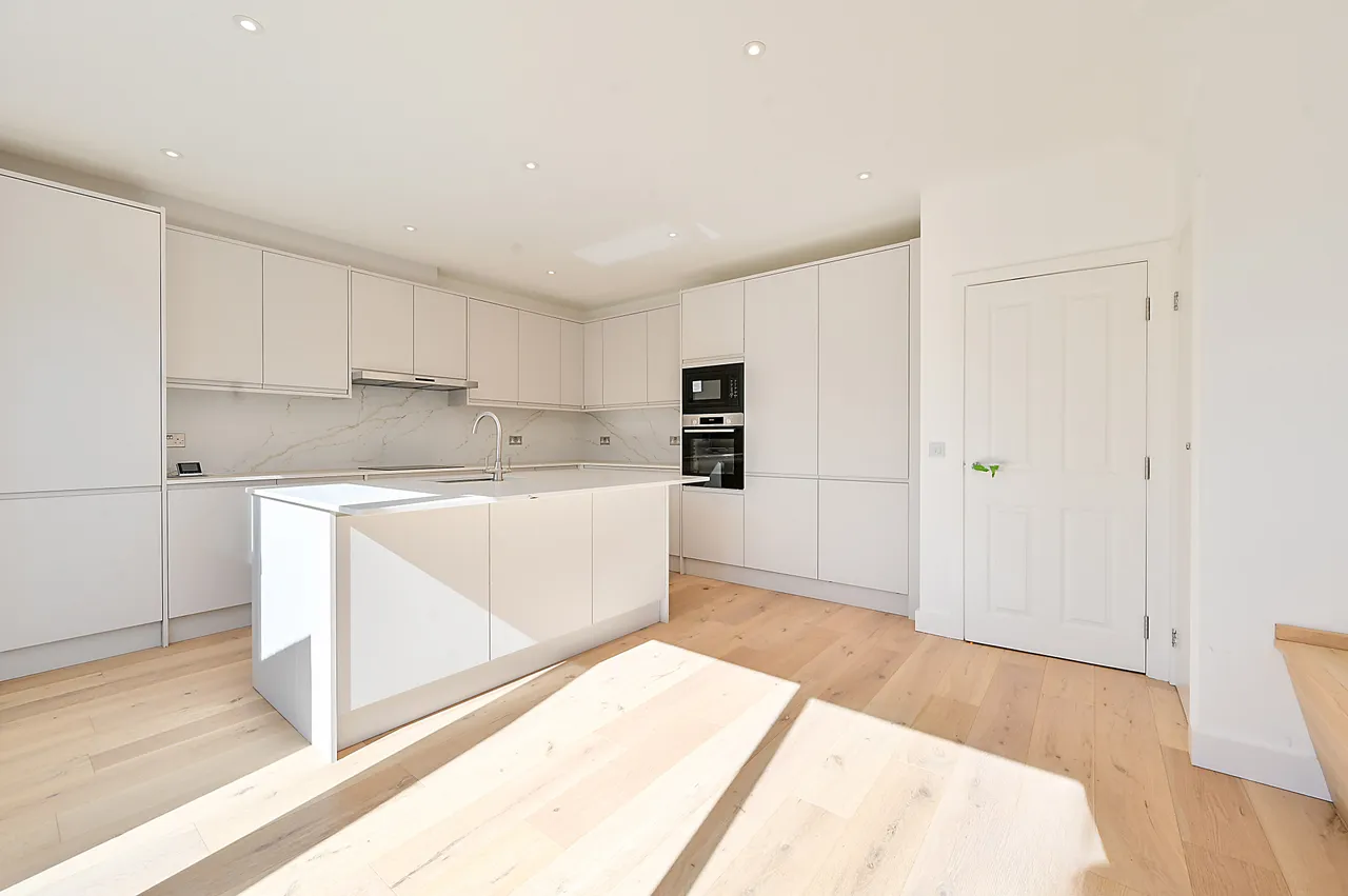 London, SW20, photo 3