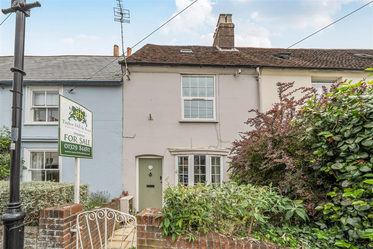 3 bed house for sale — Bridge Street, Titchfield Village