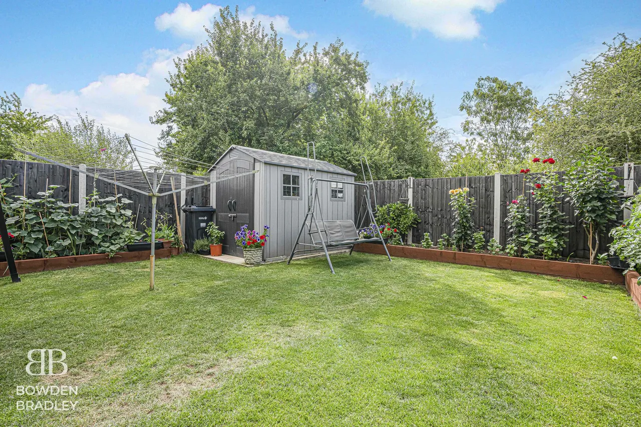 3 bed flat for sale — Walden Way, Hainault, IG6