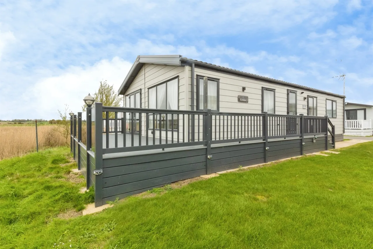 3 bed lodge for sale — Low Road, Harwich