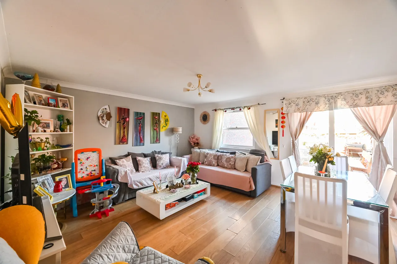 3 bed flat for sale, London, E14
