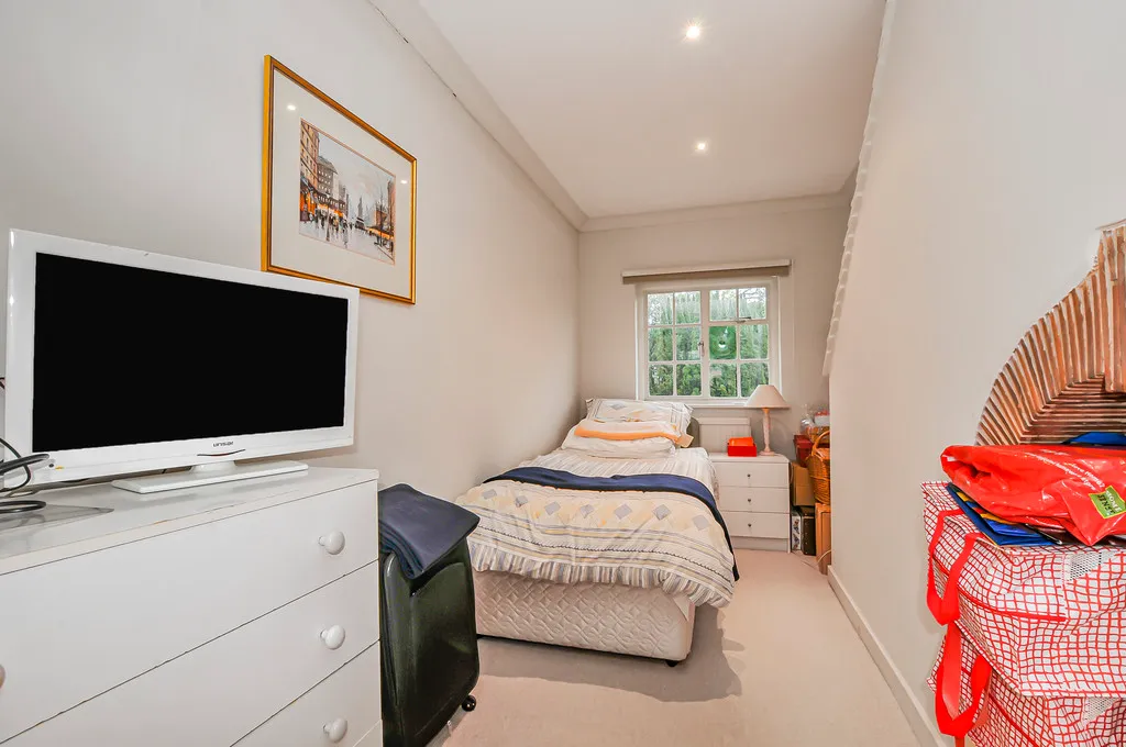 Swakeleys Road, Ickenham, UB10, photo 13