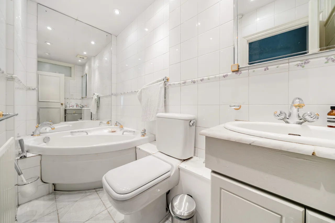 Flat 3, 30 Roland Gardens, London, photo 5