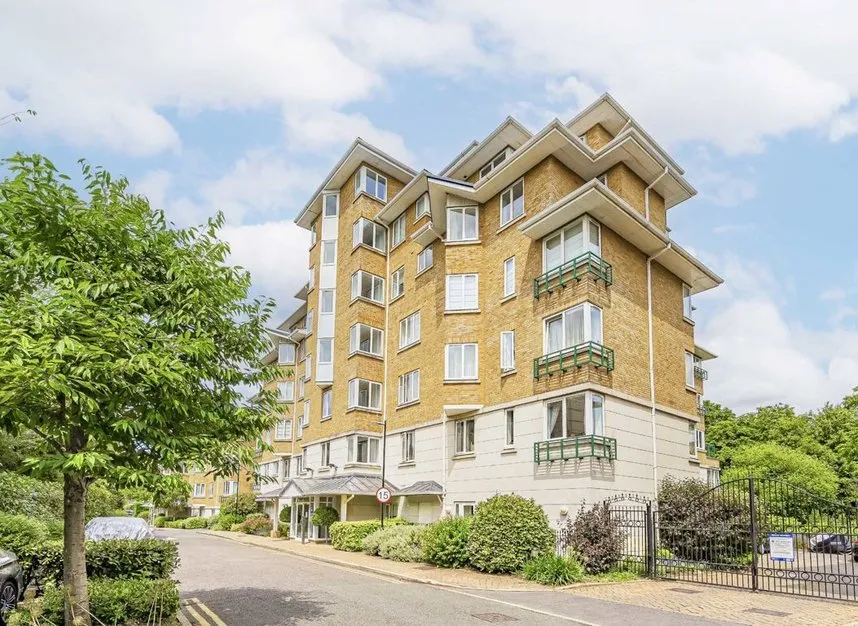 3 bed flat for sale — Strand Drive, Kew, TW9