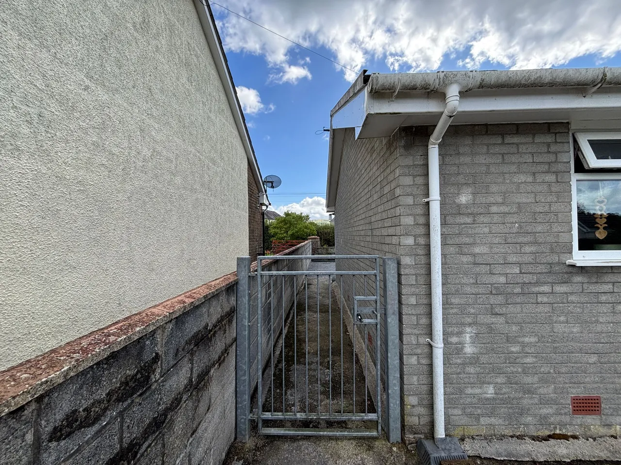 Llangadog, SA19, photo 18