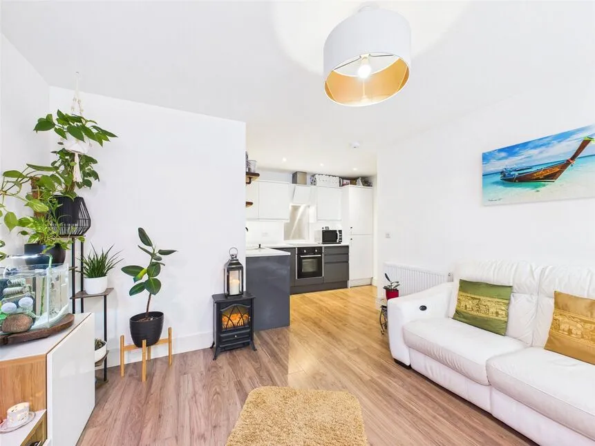 2 bed flat for sale, Mercury Gardens, Romford, RM1