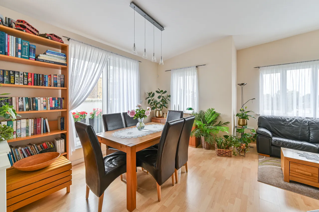 Flat 6, 35 Poynders Road, London, photo 2