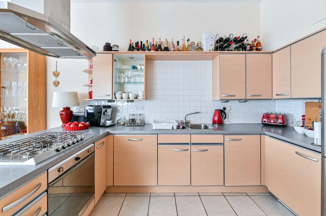 Flat 6, 35 Poynders Road, London, photo 9