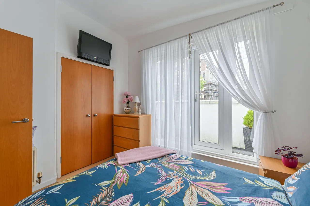 Flat 6, 35 Poynders Road, London, photo 12